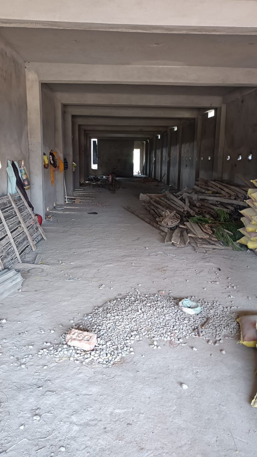 SHOP ON RENT (KATATHAHAL MORE)